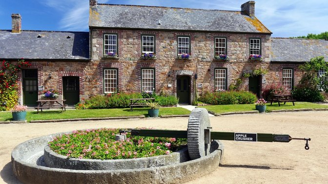 The Botanic Gardens and Samarès Manor