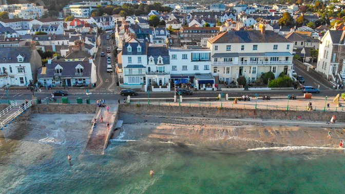 De L'Etang Greek Taverna & Accommodation