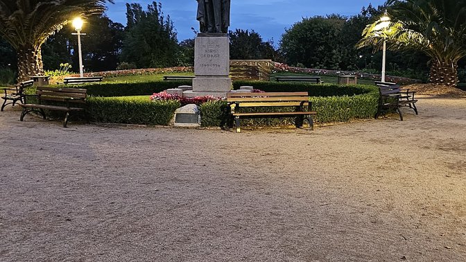 King George V Statue