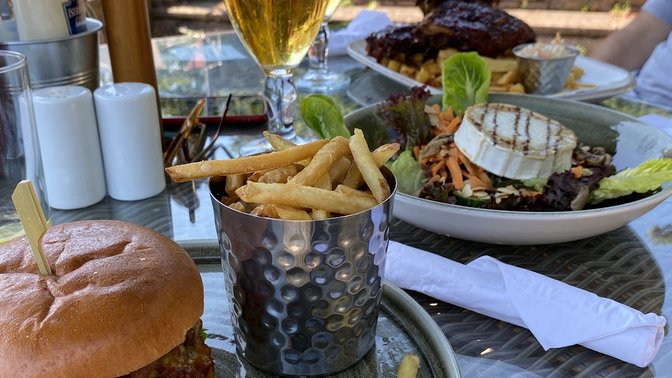 Les Fontaines Tavern