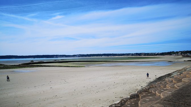 The Swimmers 2 Statue