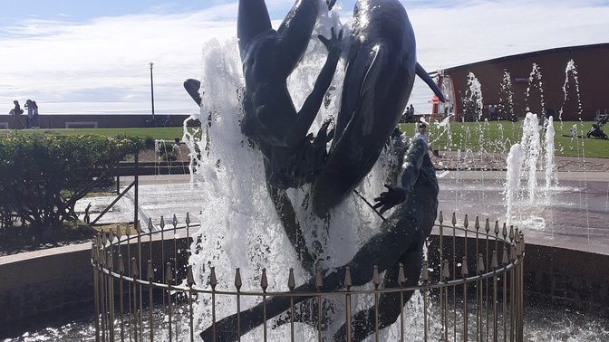 The Swimmers 2 Statue