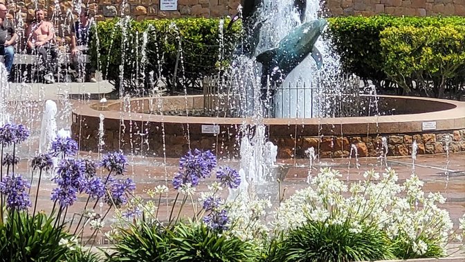 The Swimmers 2 Statue