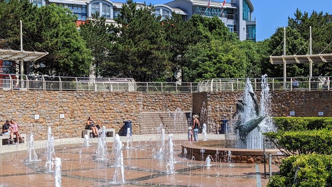 The Swimmers 2 Statue