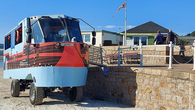 The Swimmers 2 Statue