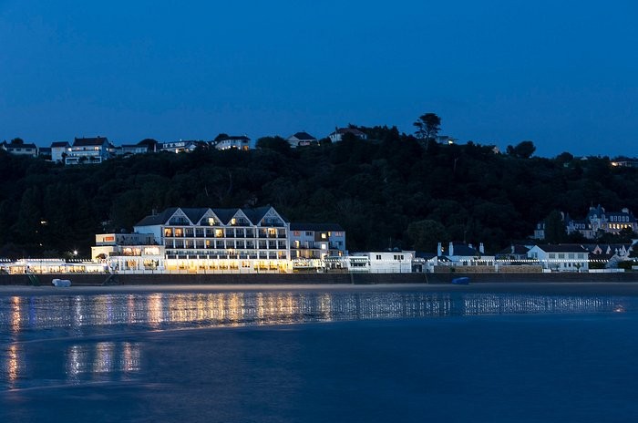 Midweek Sunset Sessions: La Brise Beats on St Brelade's Bay