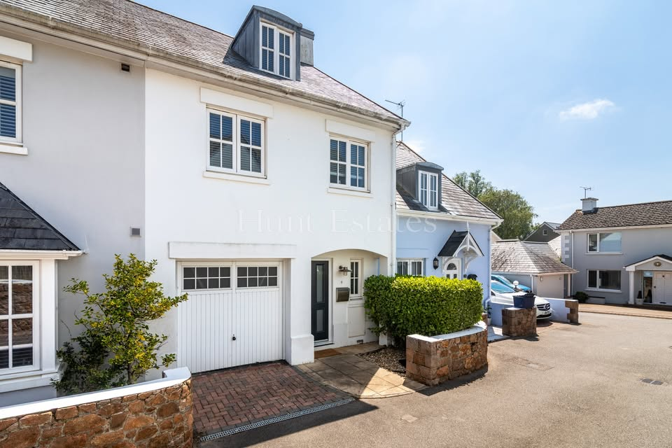 OPEN VIEWING | Saturday 14th June | Maison Claire £735,000