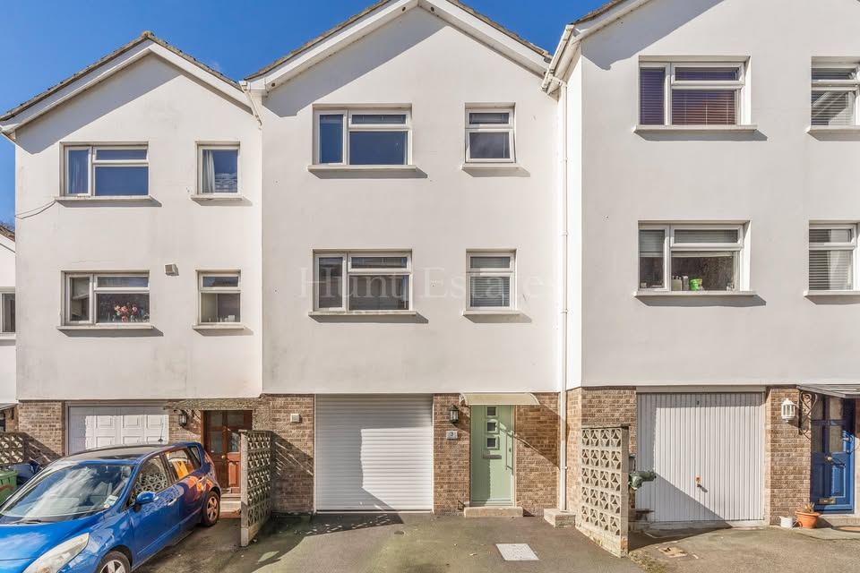 OPEN VIEWING | Saturday 14th June | 3 Chaseville Court £695,000