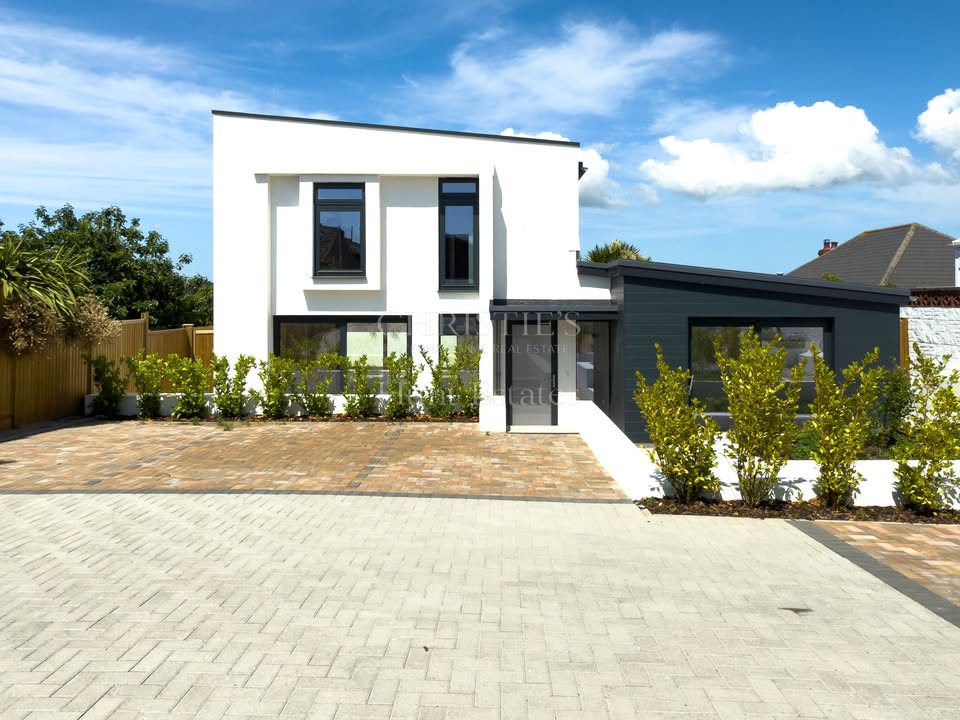 OPEN VIEWING | Saturday 12th July | Amari £1,275,000