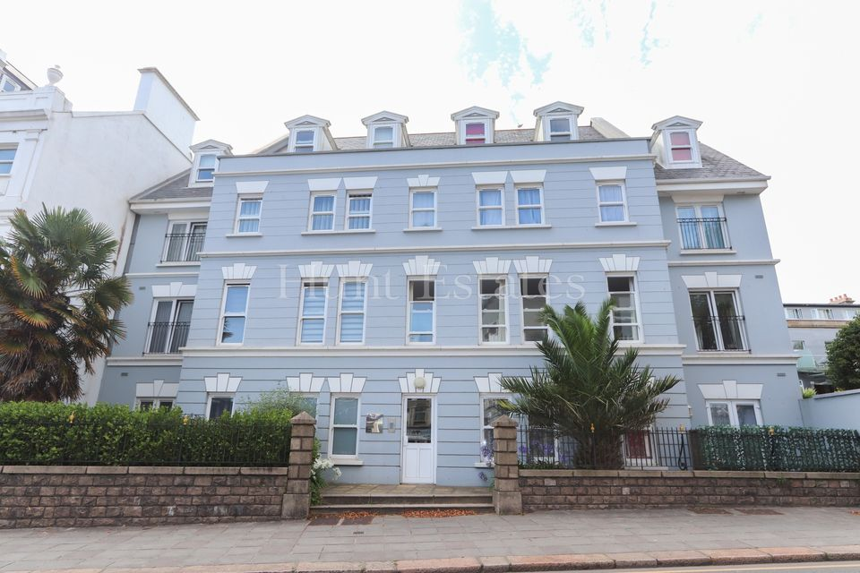 OPEN VIEWING: Saturday 30th November - Apt 8 Alton Gardens £465,000