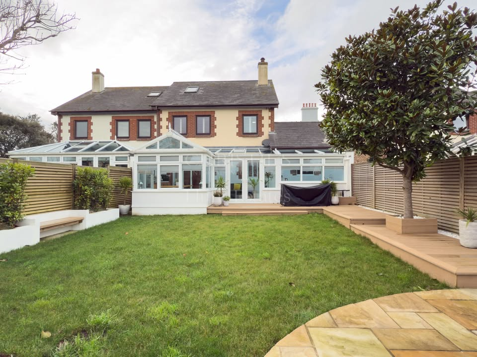 OPEN VIEWING: Saturday 11th January 11.00 - 12.00 - 3 Jardins et le Pre £975,000