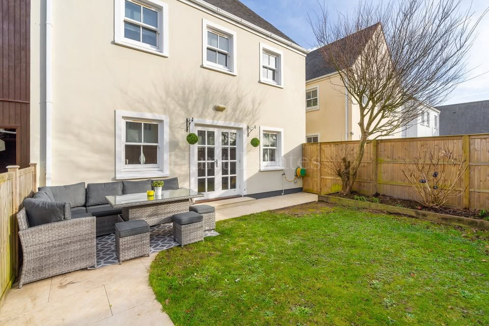 OPEN VIEWING: Saturday 15th February - 10 Broughton Court £825,000