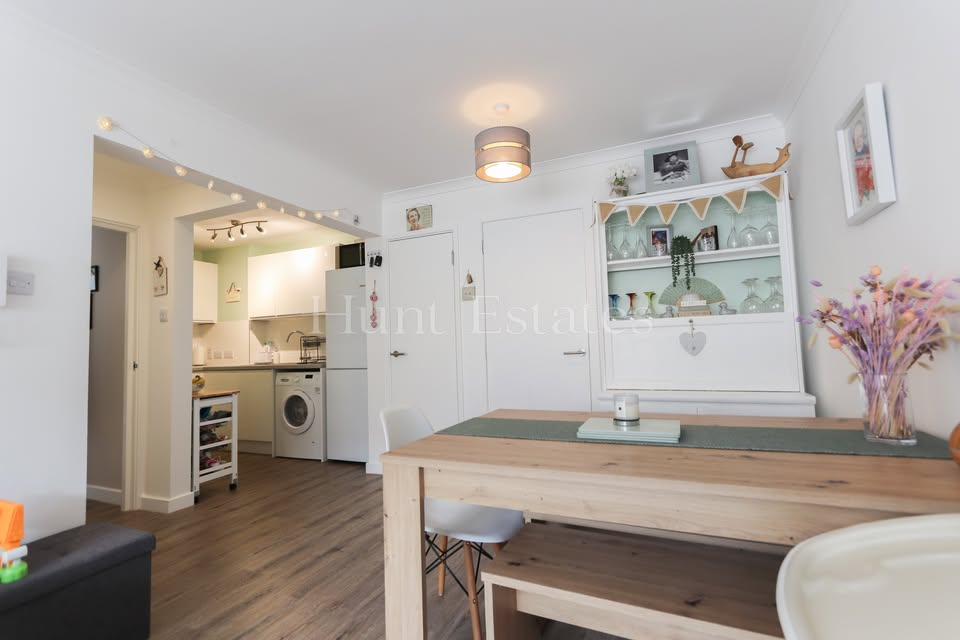 APT OPEN VIEWING: Saturday 8th March - Apt 24 Central Place £379,000