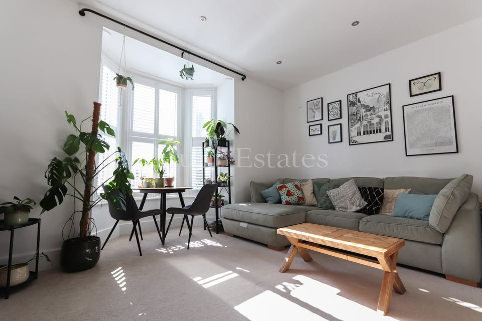 FLAT OPEN VIEWING: Saturday 5th April - Apt 1 Greenacres £289,000