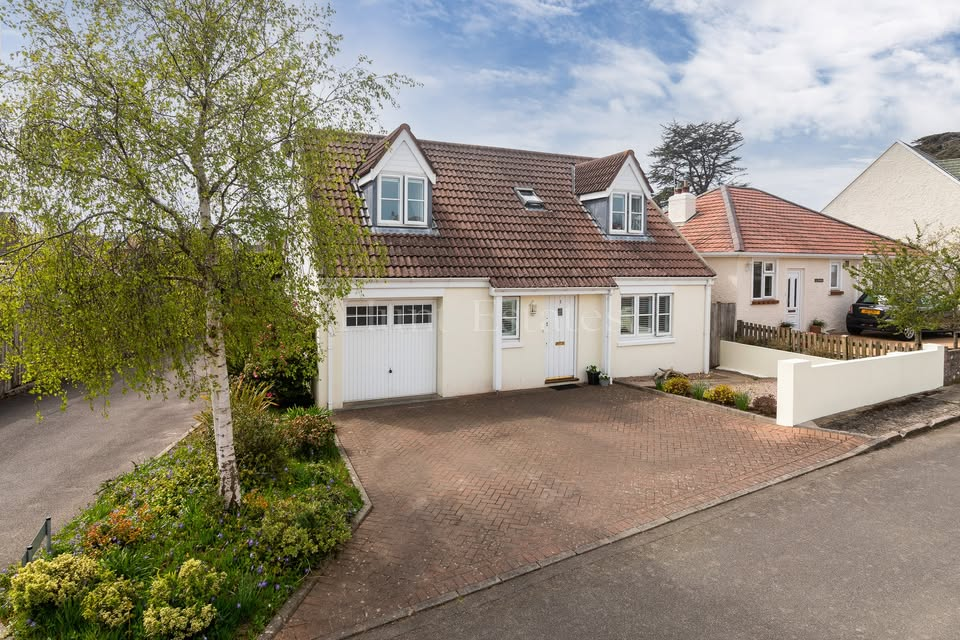 OPEN VIEWING | Saturday 26th April | 1 Broadway Mews £899,000